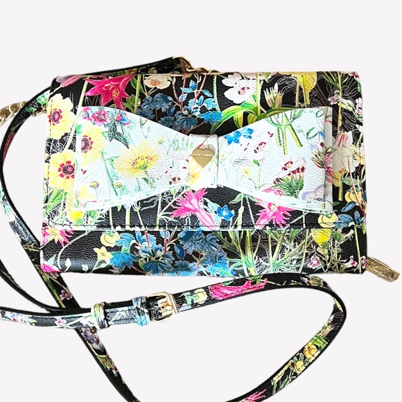 NWT BETSEY JOHNSON DANI CROSSBODY XOFLORAL WHITE FLORAL GOLD CHAIN PURSE - Picture 6 of 16